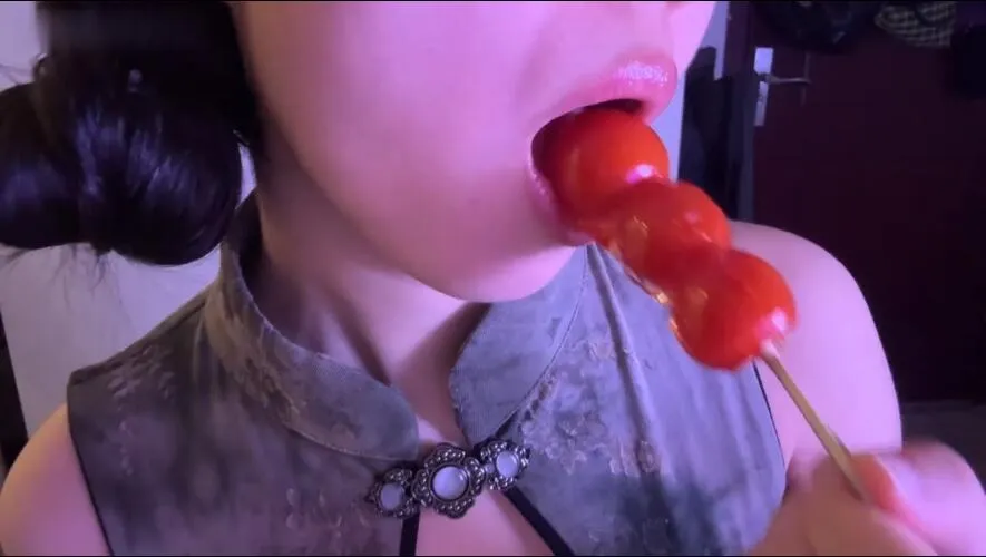 恰恰恰饭小斯：旗袍佳人的深夜甜点时间 | “这串糖葫芦，分你一半”