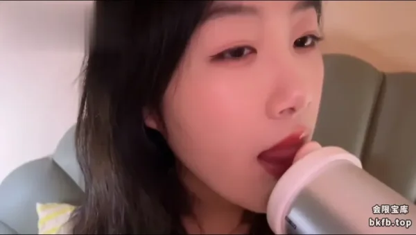 薅一大口香菜：女友式诱惑