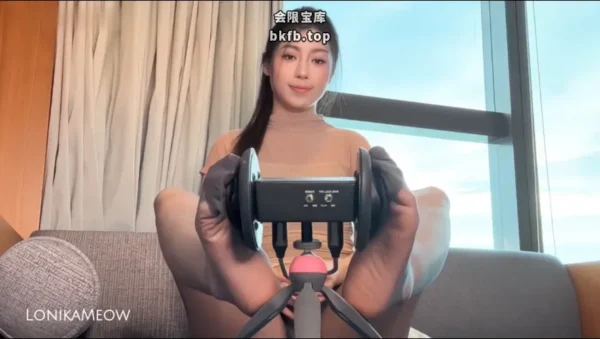 LonikaMeow：灰丝高跟哄睡