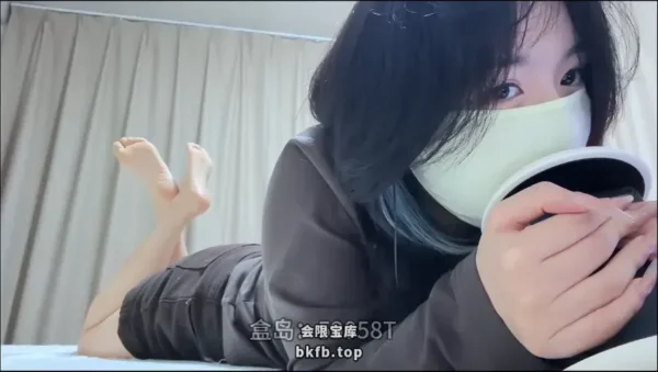 QIUQIUUN：露脸口腔音