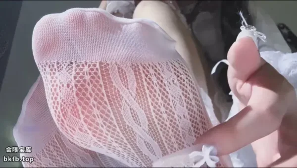 小o不失眠：白袜小裙抓挠
