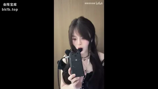 椰椰拿铁：充电专属 超级好听！咬小黑盒海绵头