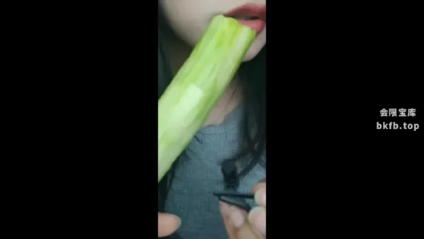 程皖该睡觉啦：吃黄瓜