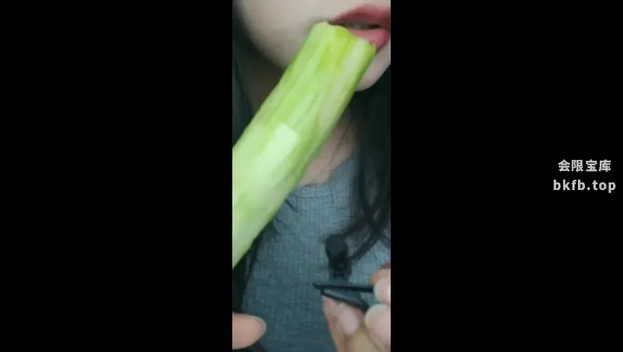 程皖该睡觉啦：吃黄瓜 1